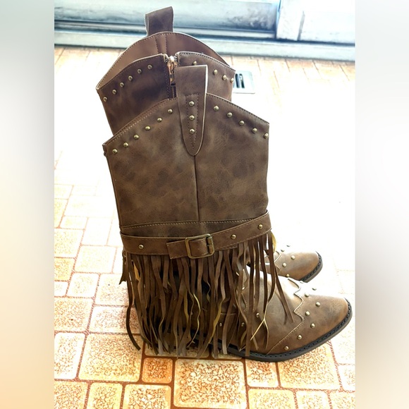 Shoes - 🆕Women’s Western Mid-Calf Tan To Light Brown Colored Cowboy Boots. Size 8.